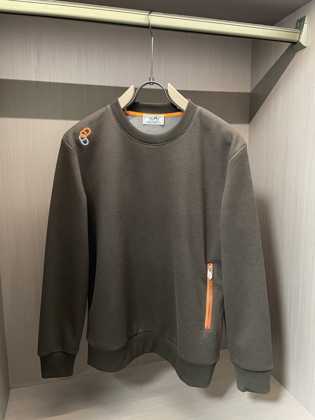 爱马家 2025秋冬最新橙色拉链男士羊绒圆领卫衣，传统圆领套头款式，右侧肩部极具代表性的“H”马扣刺绣，