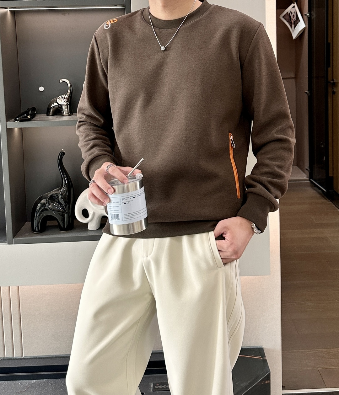 爱马家 2025秋冬最新橙色拉链男士羊绒圆领卫衣，传统圆领套头款式，右侧肩部极具代表性的“H”马扣刺绣，