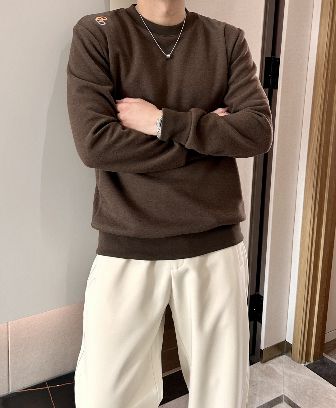 爱马家 2025秋冬最新橙色拉链男士羊绒圆领卫衣，传统圆领套头款式，右侧肩部极具代表性的“H”马扣刺绣，