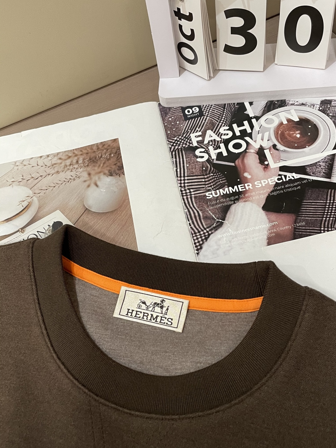 爱马家 2025秋冬最新橙色拉链男士羊绒圆领卫衣，传统圆领套头款式，右侧肩部极具代表性的“H”马扣刺绣，