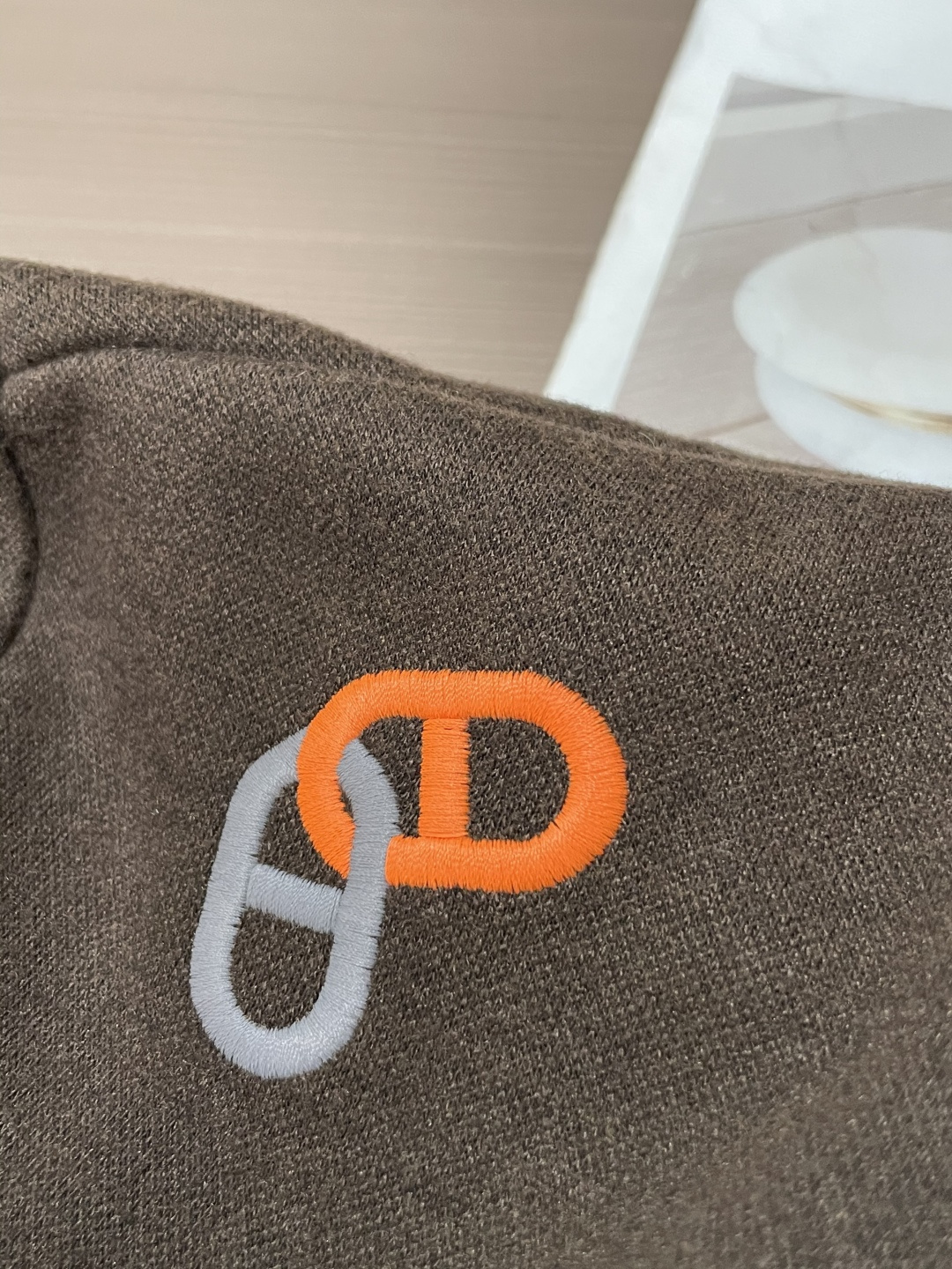 爱马家 2025秋冬最新橙色拉链男士羊绒圆领卫衣，传统圆领套头款式，右侧肩部极具代表性的“H”马扣刺绣，