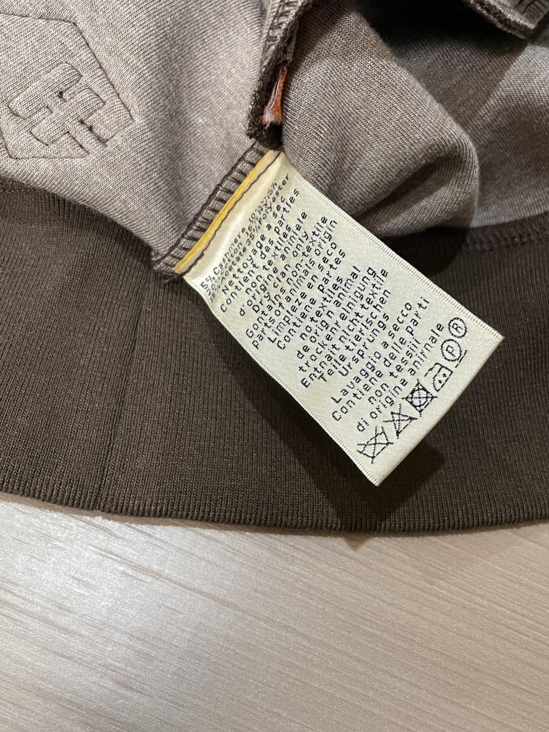 爱马家 2025秋冬最新橙色拉链男士羊绒圆领卫衣，传统圆领套头款式，右侧肩部极具代表性的“H”马扣刺绣，