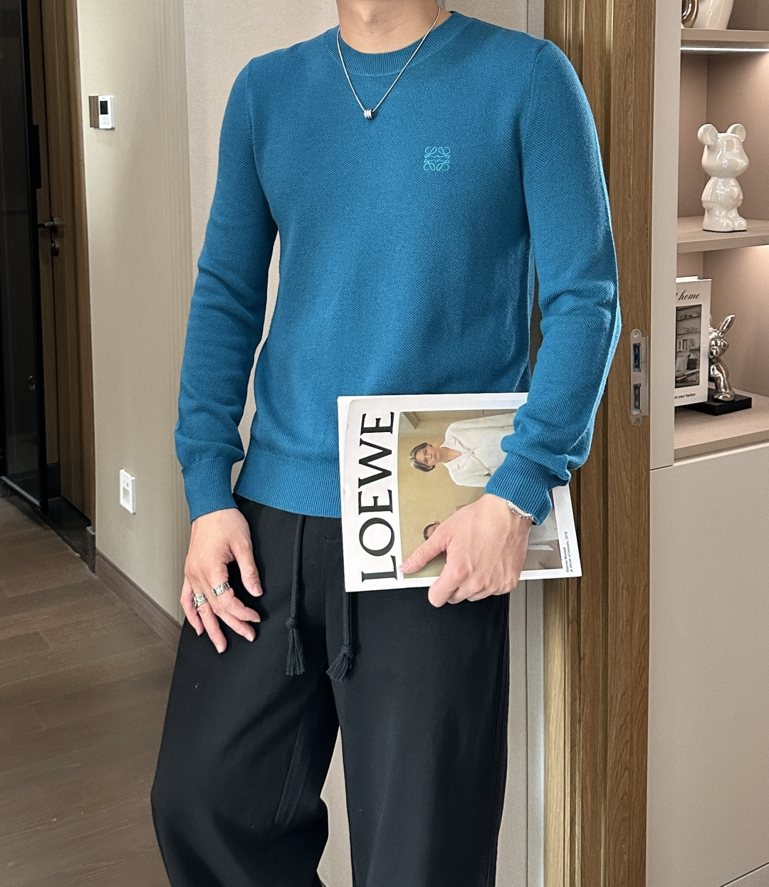 罗家 2025秋冬最新经典绣标男士圆领毛衣，整衣采用菠萝针织法，穿在身上看，花纹并不明显，近看才能领略其