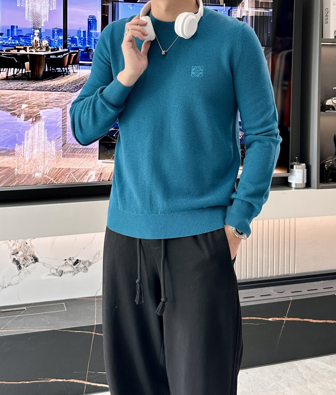 罗家 2025秋冬最新经典绣标男士圆领毛衣，整衣采用菠萝针织法，穿在身上看，花纹并不明显，近看才能领略其