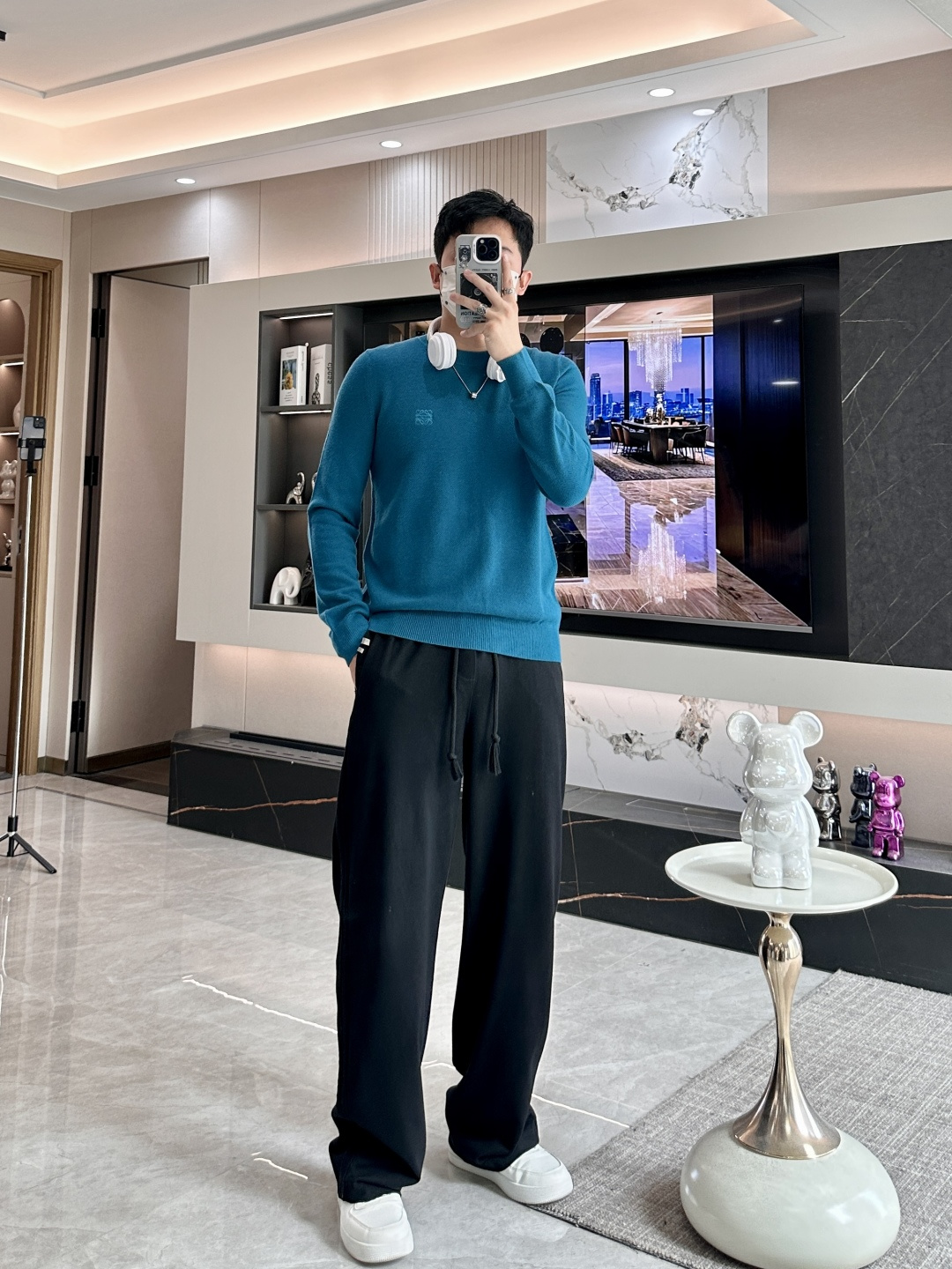 罗家 2025秋冬最新经典绣标男士圆领毛衣，整衣采用菠萝针织法，穿在身上看，花纹并不明显，近看才能领略其