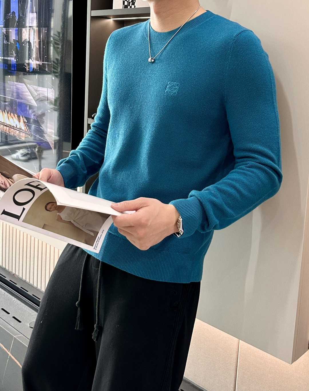 罗家 2025秋冬最新经典绣标男士圆领毛衣，整衣采用菠萝针织法，穿在身上看，花纹并不明显，近看才能领略其