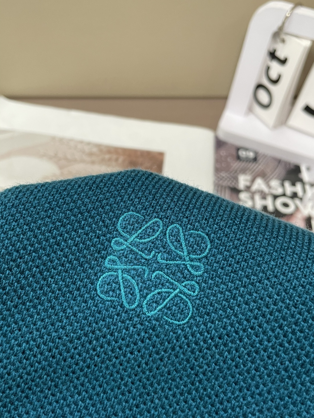 罗家 2025秋冬最新经典绣标男士圆领毛衣，整衣采用菠萝针织法，穿在身上看，花纹并不明显，近看才能领略其