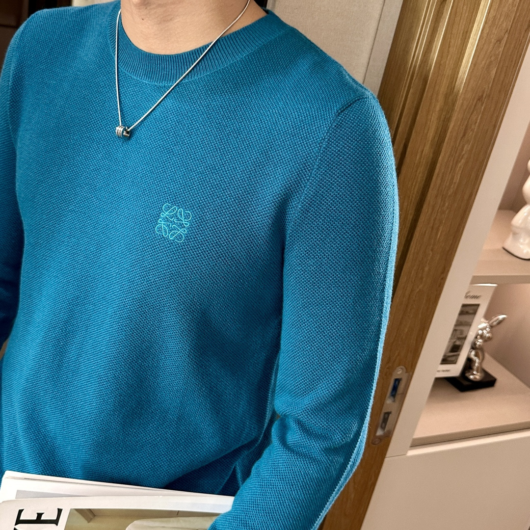 罗家 2025秋冬最新经典绣标男士圆领毛衣，整衣采用菠萝针织法，穿在身上看，花纹并不明显，近看才能领略其