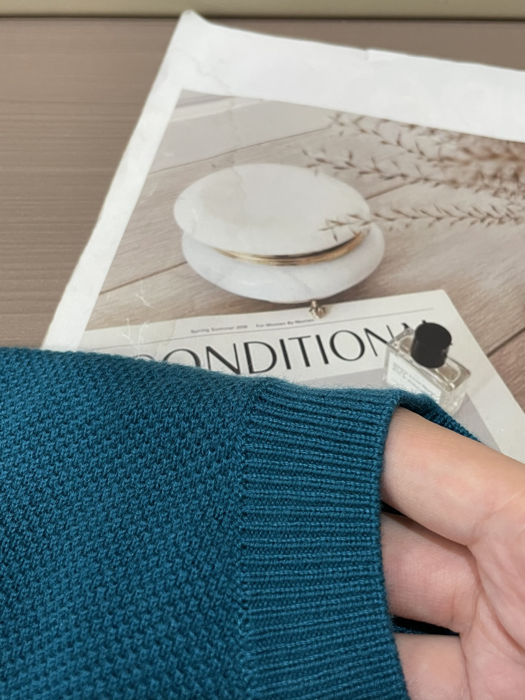 罗家 2025秋冬最新经典绣标男士圆领毛衣，整衣采用菠萝针织法，穿在身上看，花纹并不明显，近看才能领略其