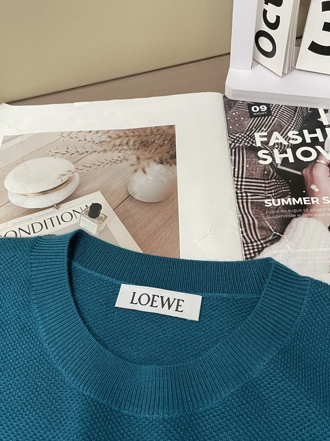 罗家 2025秋冬最新经典绣标男士圆领毛衣，整衣采用菠萝针织法，穿在身上看，花纹并不明显，近看才能领略其