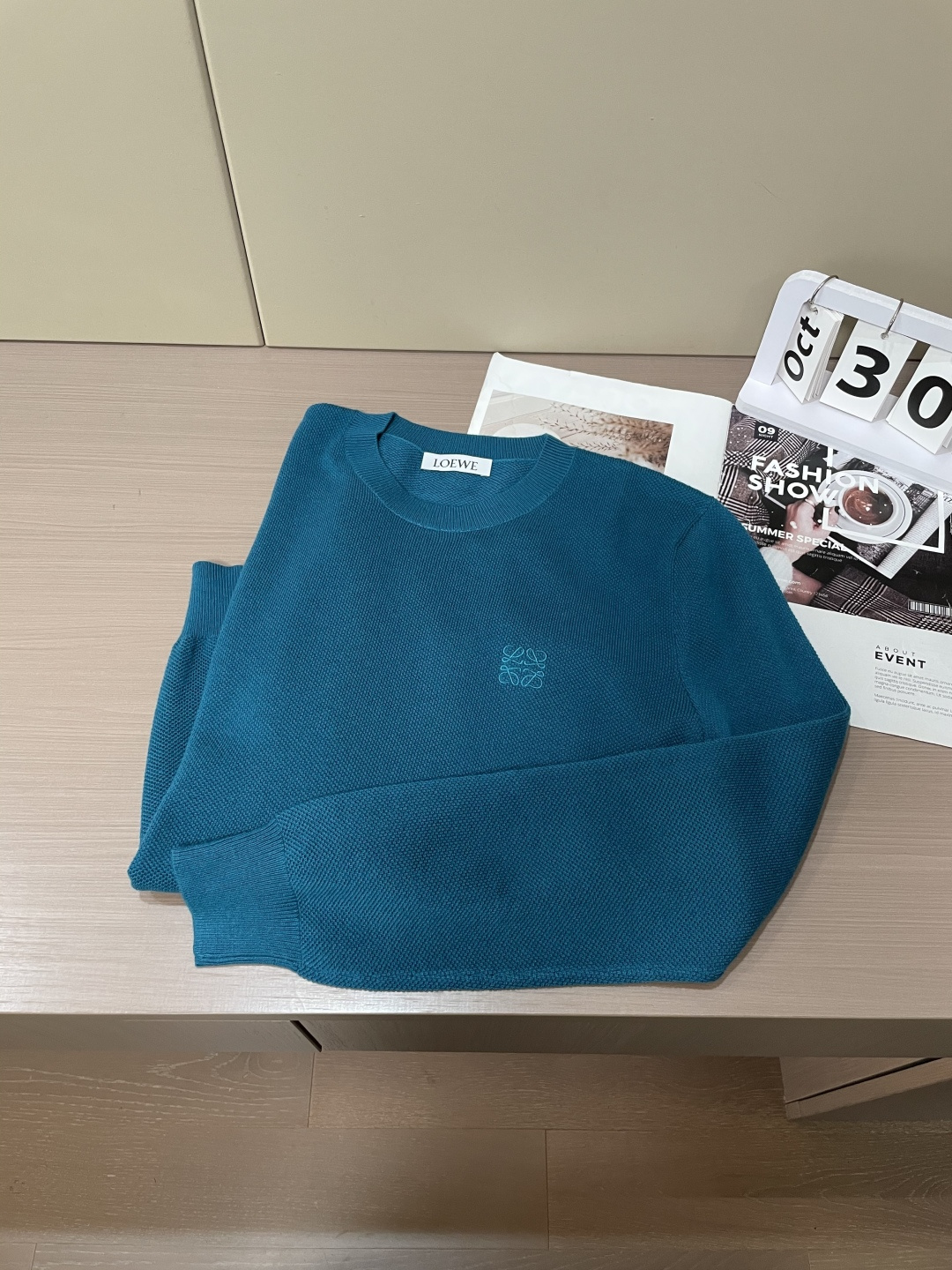 罗家 2025秋冬最新经典绣标男士圆领毛衣，整衣采用菠萝针织法，穿在身上看，花纹并不明显，近看才能领略其