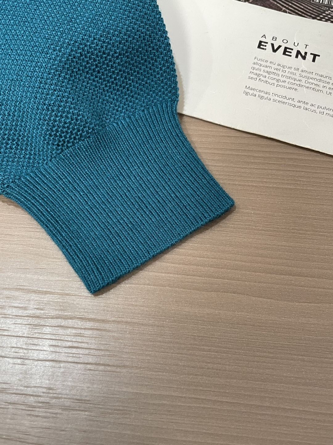 罗家 2025秋冬最新经典绣标男士圆领毛衣，整衣采用菠萝针织法，穿在身上看，花纹并不明显，近看才能领略其