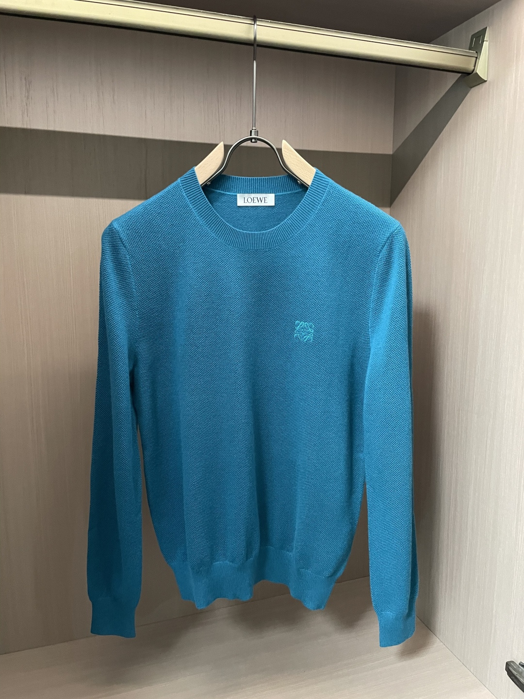 罗家 2025秋冬最新经典绣标男士圆领毛衣，整衣采用菠萝针织法，穿在身上看，花纹并不明显，近看才能领略其
