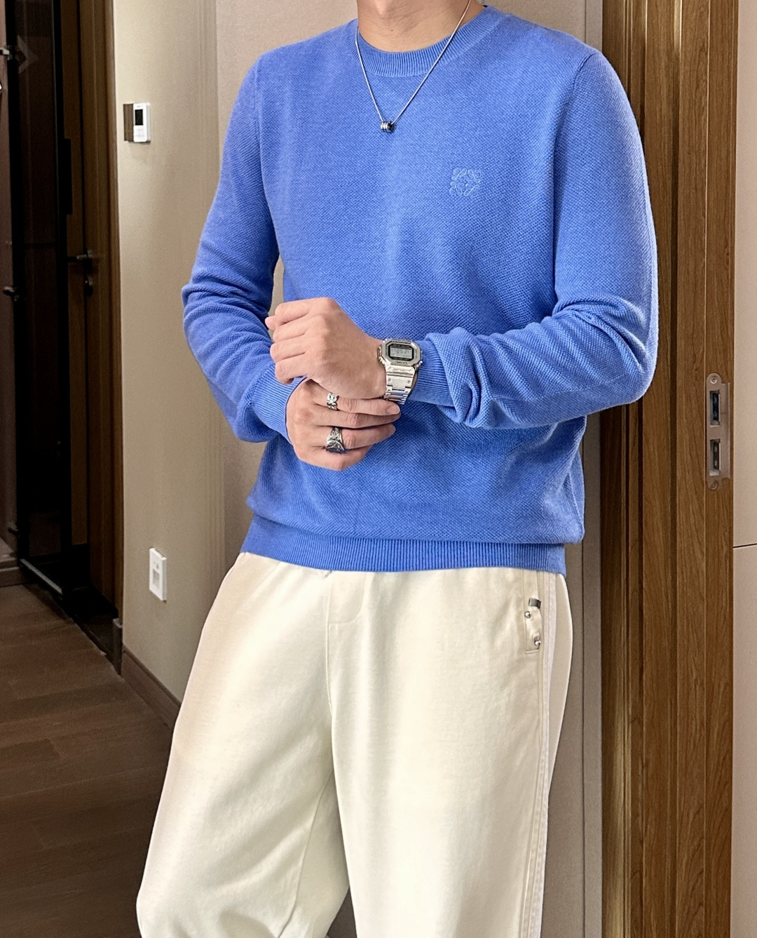 罗家 2025秋冬最新经典绣标男士圆领毛衣，整衣采用菠萝针织法，穿在身上看，花纹并不明显，近看才能领略其