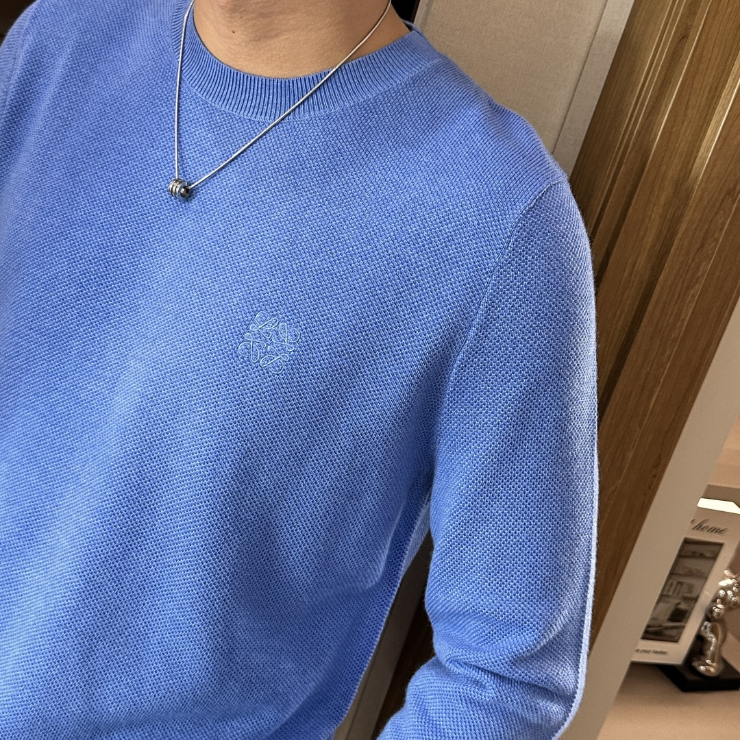 罗家 2025秋冬最新经典绣标男士圆领毛衣，整衣采用菠萝针织法，穿在身上看，花纹并不明显，近看才能领略其