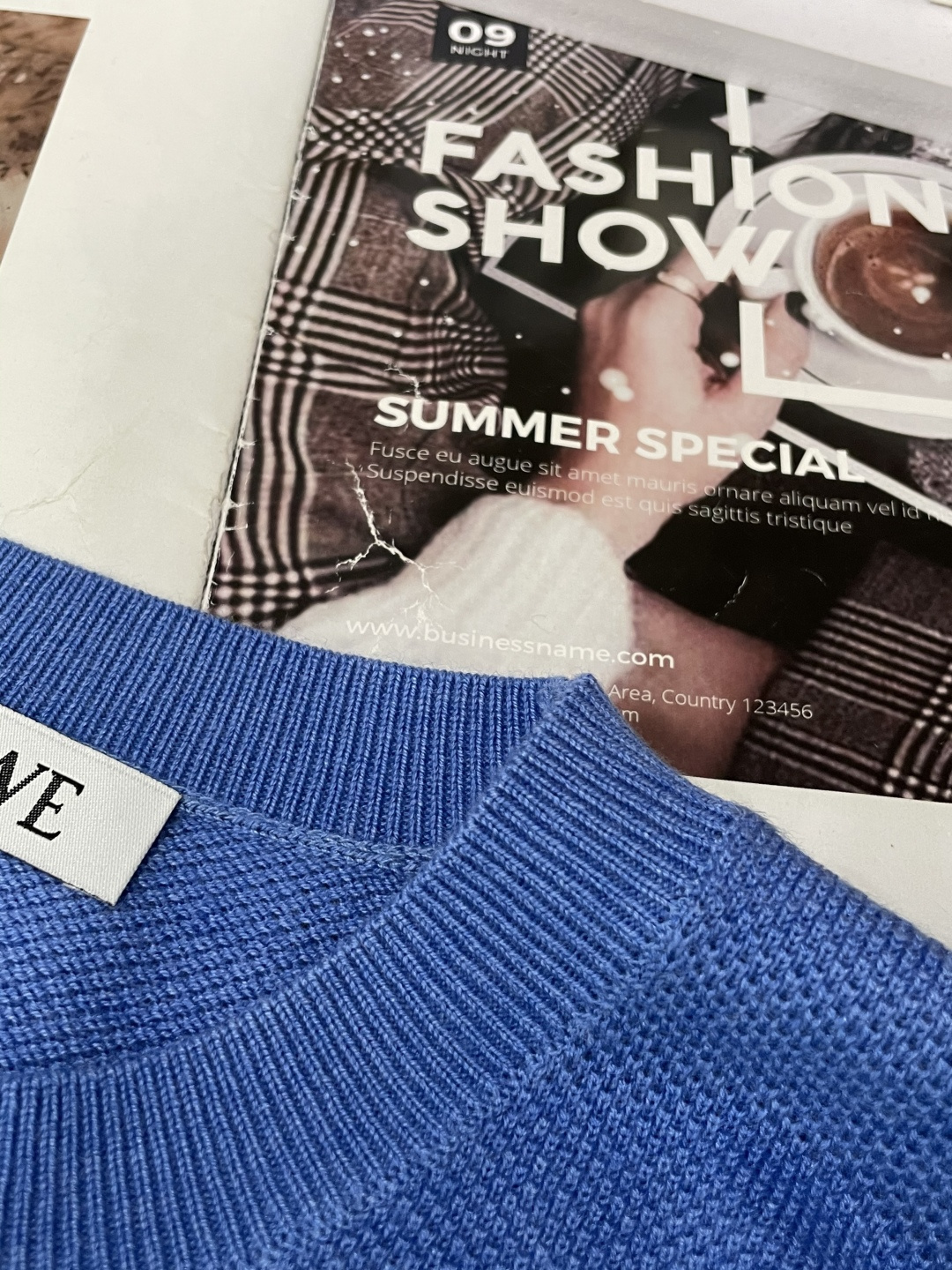 罗家 2025秋冬最新经典绣标男士圆领毛衣，整衣采用菠萝针织法，穿在身上看，花纹并不明显，近看才能领略其