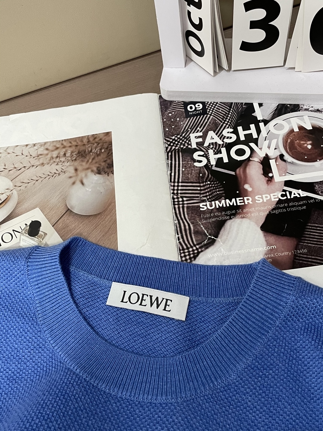 罗家 2025秋冬最新经典绣标男士圆领毛衣，整衣采用菠萝针织法，穿在身上看，花纹并不明显，近看才能领略其