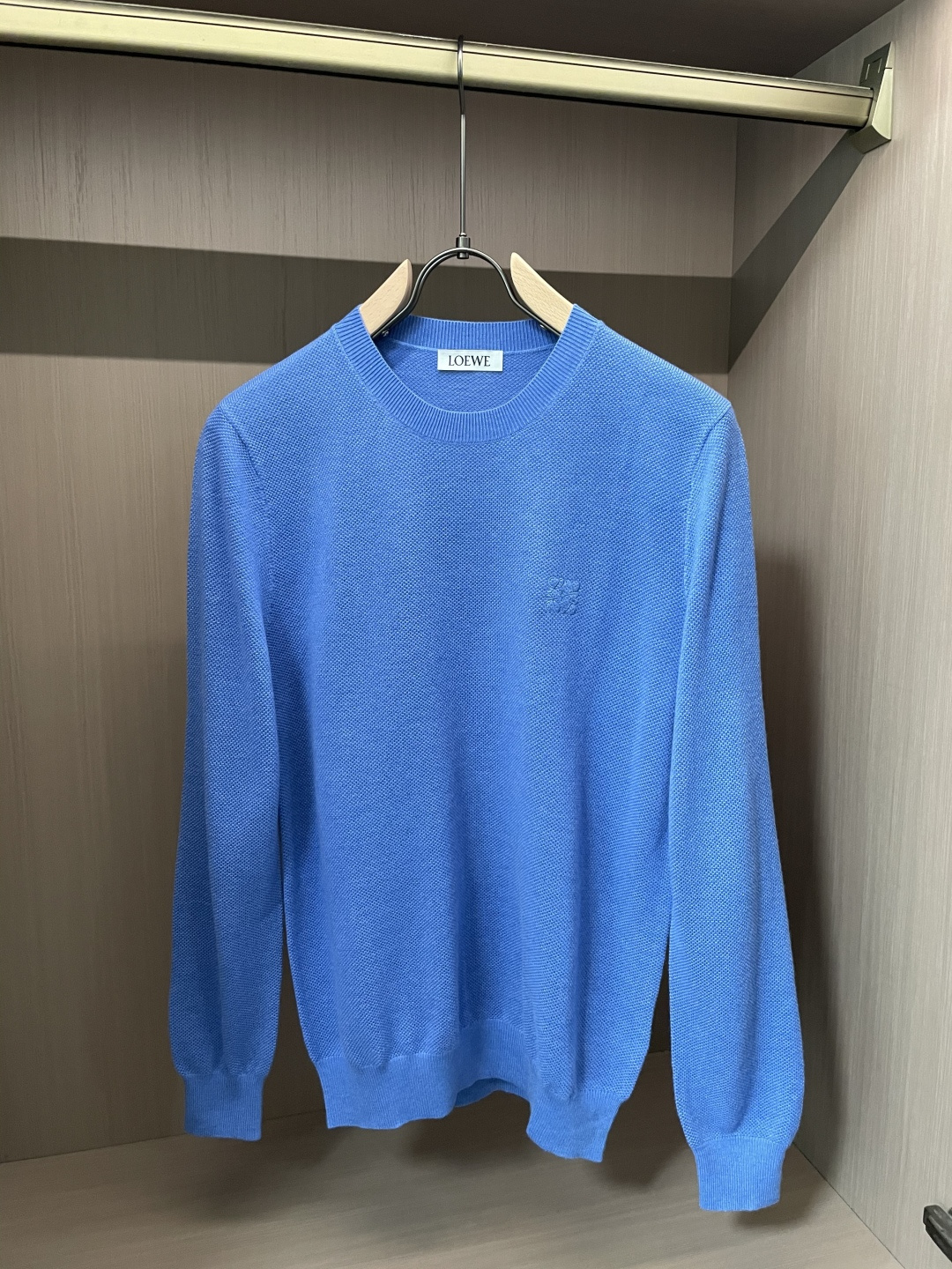 罗家 2025秋冬最新经典绣标男士圆领毛衣，整衣采用菠萝针织法，穿在身上看，花纹并不明显，近看才能领略其
