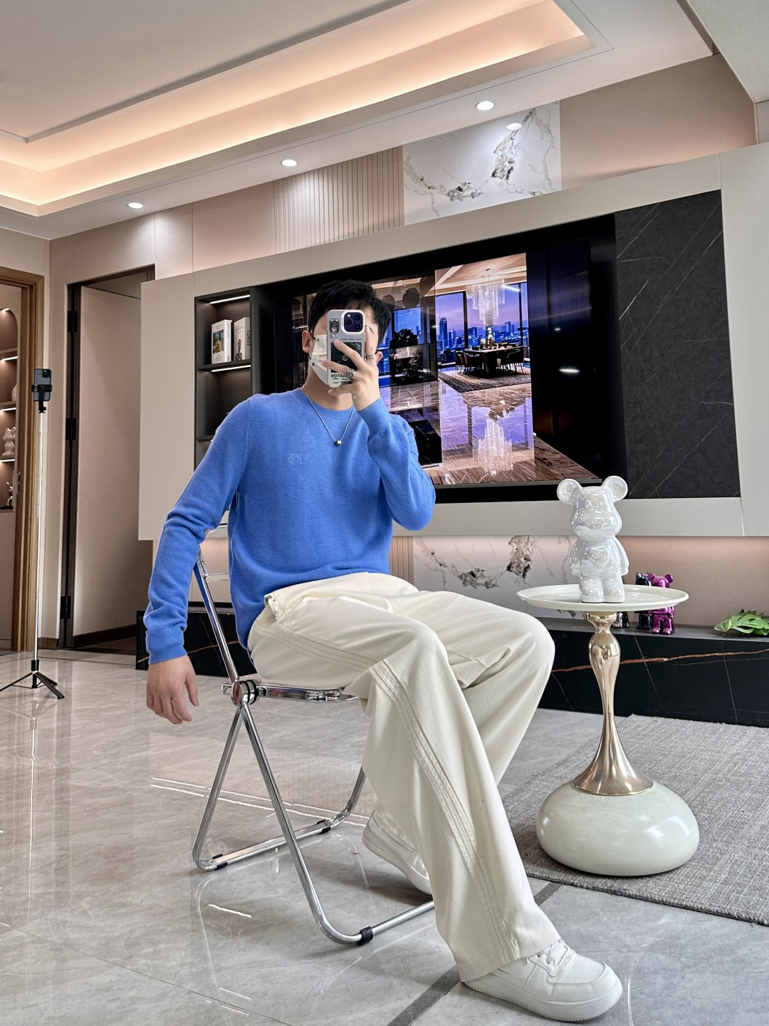 罗家 2025秋冬最新经典绣标男士圆领毛衣，整衣采用菠萝针织法，穿在身上看，花纹并不明显，近看才能领略其