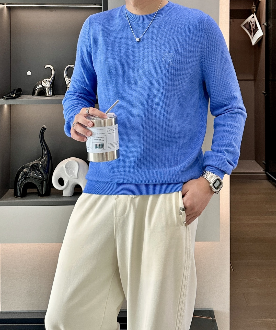 罗家 2025秋冬最新经典绣标男士圆领毛衣，整衣采用菠萝针织法，穿在身上看，花纹并不明显，近看才能领略其