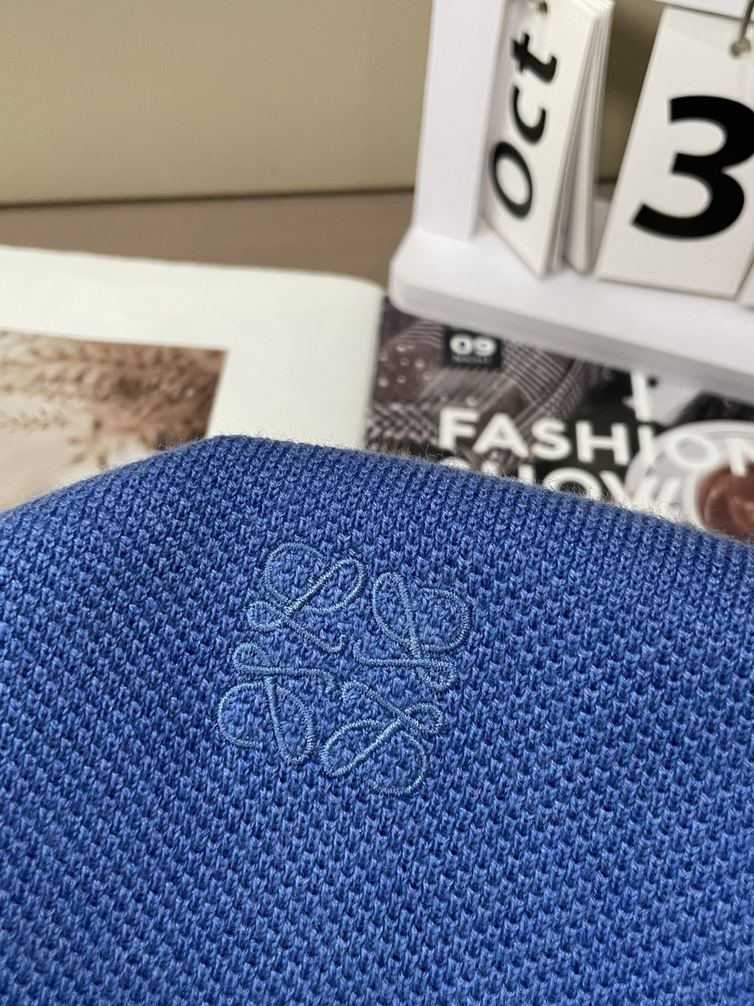 罗家 2025秋冬最新经典绣标男士圆领毛衣，整衣采用菠萝针织法，穿在身上看，花纹并不明显，近看才能领略其