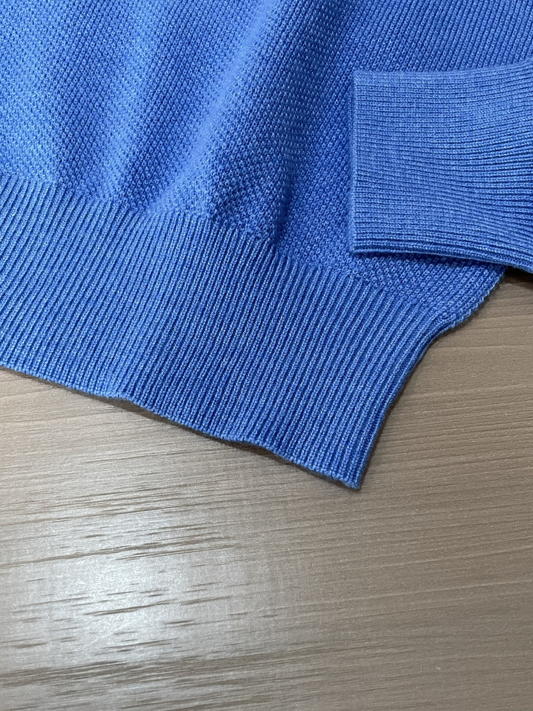 罗家 2025秋冬最新经典绣标男士圆领毛衣，整衣采用菠萝针织法，穿在身上看，花纹并不明显，近看才能领略其