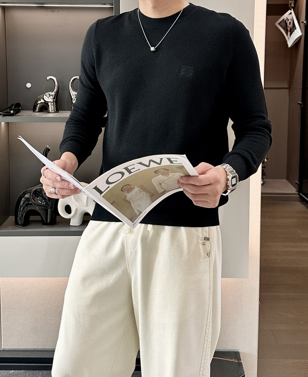 NO:644559,. Luojia's latest classic embroidered logo men's round neck sweater for autumn and winter 2025. The whole sweater is made of pineapple knitting. When worn on the body, the pattern is not obvious. Only when you look closely can you appreciate its special features. It is very three-dimensional and full, exquisite and elegant, and the upper body looks particularly subtle and restrained.  Elegant and elegant; paired with the iconic embroidered logo on the chest and matching the color of the clothes, it looks low-key and simple, but brings an unusual sense of high-end and high brand identity. The overall clean lines and simple shape make the upper body tasteful and stylish, and it is super versatile and never goes out of style. It can be easily used for both business and leisure. It looks good alone or as a base layer. You can create a full-fledged urban elite male look with any combination!  The fabric is made of merino wool, which is tight and elastic to the touch, delicate and soft, comfortable and skin-friendly. The upper body has a particularly good three-dimensional feel. There is no sense of binding when worn close to the body. The drape is also great. It will not ball up after being worn for a long time and will not deform. Sizes M-3XL (the model is 172 cm and 148 pounds, and the L size is suitable). 3 colors: black, colorful orchid, lake green, loewe, sweaters, alexander wang19860909. 罗家 2025秋冬最新经典绣标男士圆领毛衣,整衣采用菠萝针织法,穿在身上看,花纹并不明显,近看才能领略其特别之处,非常立体饱满,精致考究,上身显得格外含蓄内敛, 斯文雅致；搭配胸前标志性刺绣徽标,与衣服配色,看似低调简约,却带来不同寻常的高级感,品牌标识度极高.整体干净的线条和简洁的造型,上身有品位有格调,且超级百搭,永不过时,商务休闲皆可轻松应对,单穿或打底都非常好看,随意搭配都能打造出满满的都市精英男神范儿！ 面料美丽诺羊毛,手感紧密高弹,细腻柔软,舒适亲肤,上身立体感特别好,贴身穿着也毫无扎感,垂坠感也超赞,久穿久洗不起球不变形. 尺码M-3XL（模特172厘米148斤试穿L码合适） 3个颜色黑色,彩兰,湖绿,,loewe,sweaters,alexander wang,Men's clothing