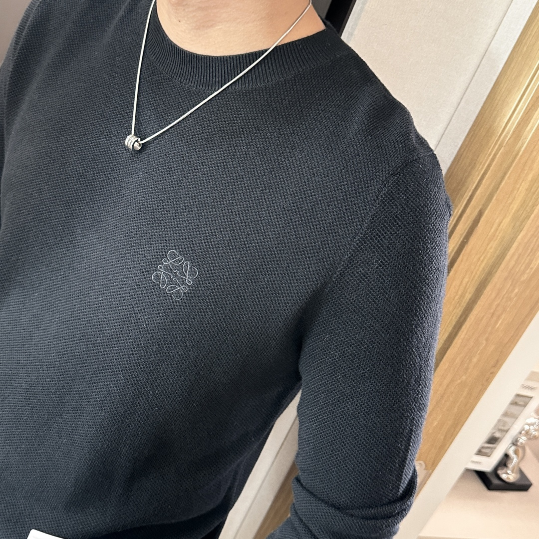 罗家 2025秋冬最新经典绣标男士圆领毛衣，整衣采用菠萝针织法，穿在身上看，花纹并不明显，近看才能领略其