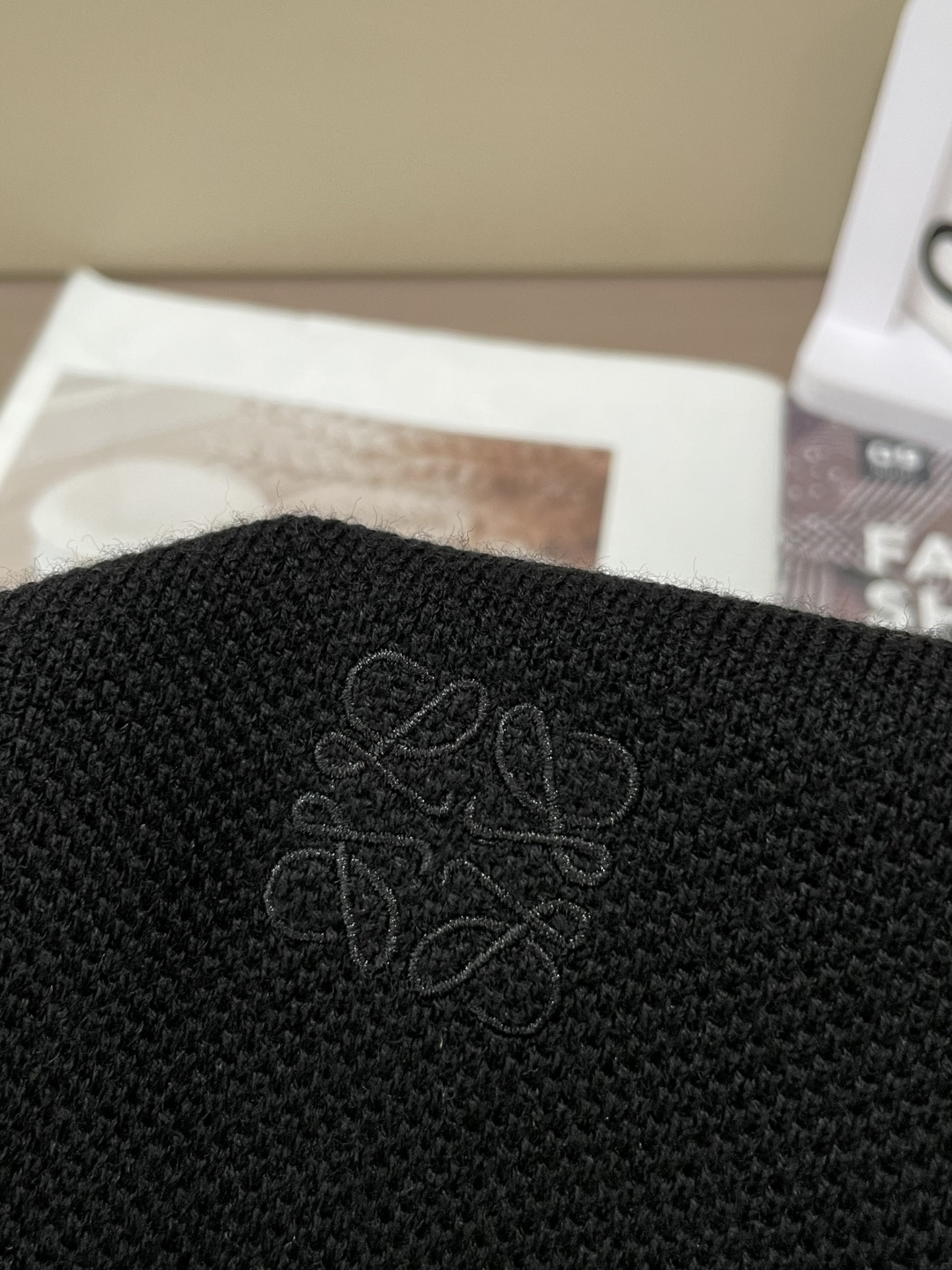 罗家 2025秋冬最新经典绣标男士圆领毛衣，整衣采用菠萝针织法，穿在身上看，花纹并不明显，近看才能领略其