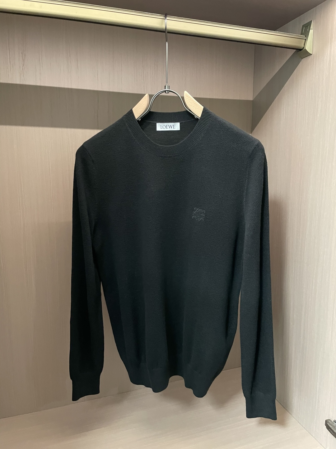 罗家 2025秋冬最新经典绣标男士圆领毛衣，整衣采用菠萝针织法，穿在身上看，花纹并不明显，近看才能领略其