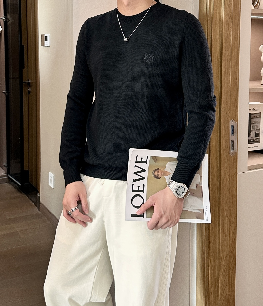 罗家 2025秋冬最新经典绣标男士圆领毛衣，整衣采用菠萝针织法，穿在身上看，花纹并不明显，近看才能领略其