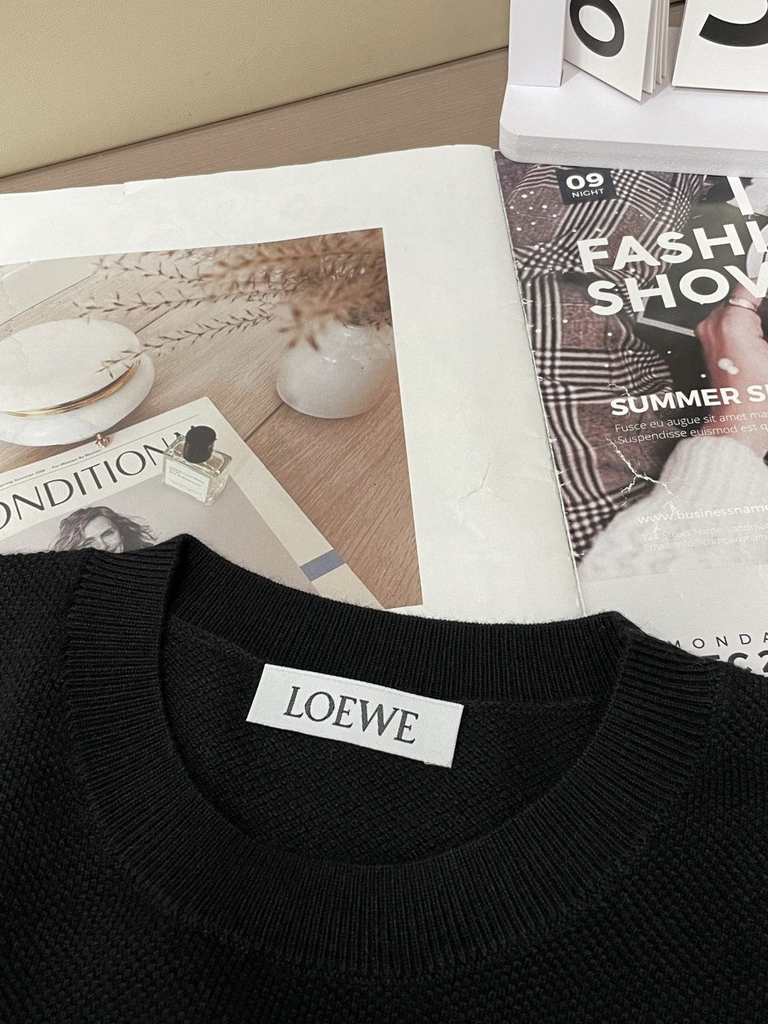 罗家 2025秋冬最新经典绣标男士圆领毛衣，整衣采用菠萝针织法，穿在身上看，花纹并不明显，近看才能领略其