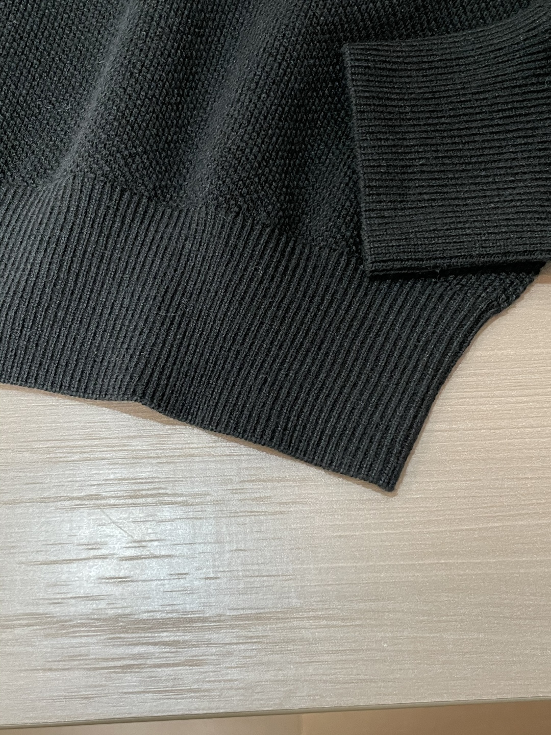 罗家 2025秋冬最新经典绣标男士圆领毛衣，整衣采用菠萝针织法，穿在身上看，花纹并不明显，近看才能领略其