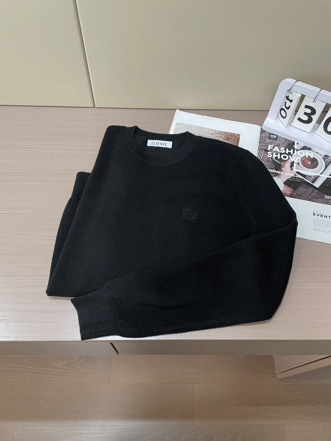 罗家 2025秋冬最新经典绣标男士圆领毛衣，整衣采用菠萝针织法，穿在身上看，花纹并不明显，近看才能领略其