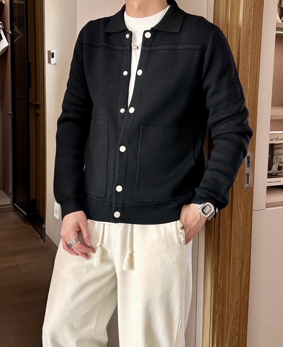 杰尼亚 2025年秋冬最新男士全羊毛翻领夹克，按扣全开身短款夹克款型，精选德国进口精纺羊毛匠心制成，整衣