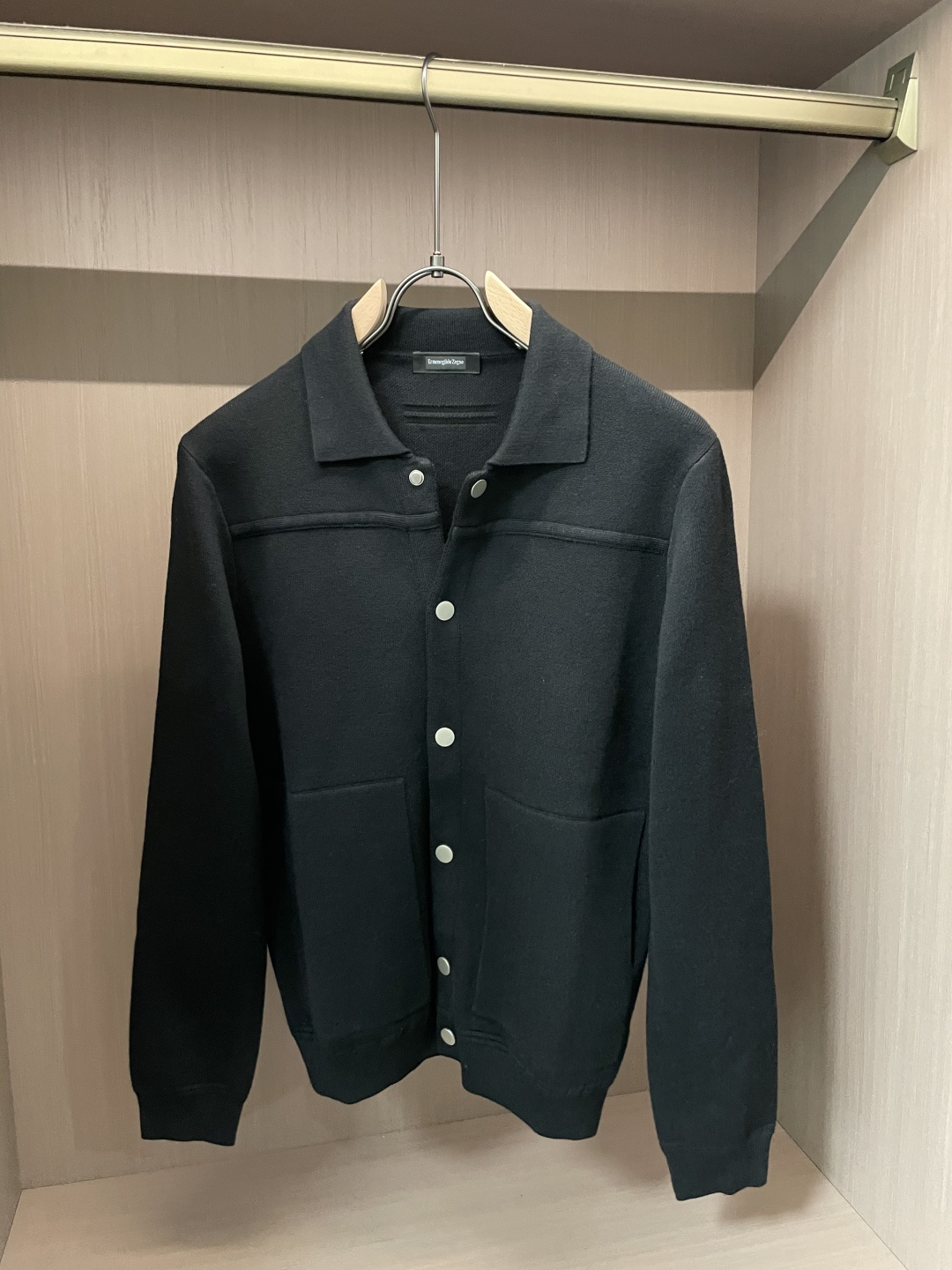 杰尼亚 2025年秋冬最新男士全羊毛翻领夹克，按扣全开身短款夹克款型，精选德国进口精纺羊毛匠心制成，整衣