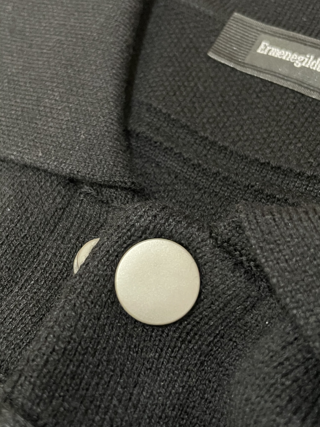 杰尼亚 2025年秋冬最新男士全羊毛翻领夹克，按扣全开身短款夹克款型，精选德国进口精纺羊毛匠心制成，整衣