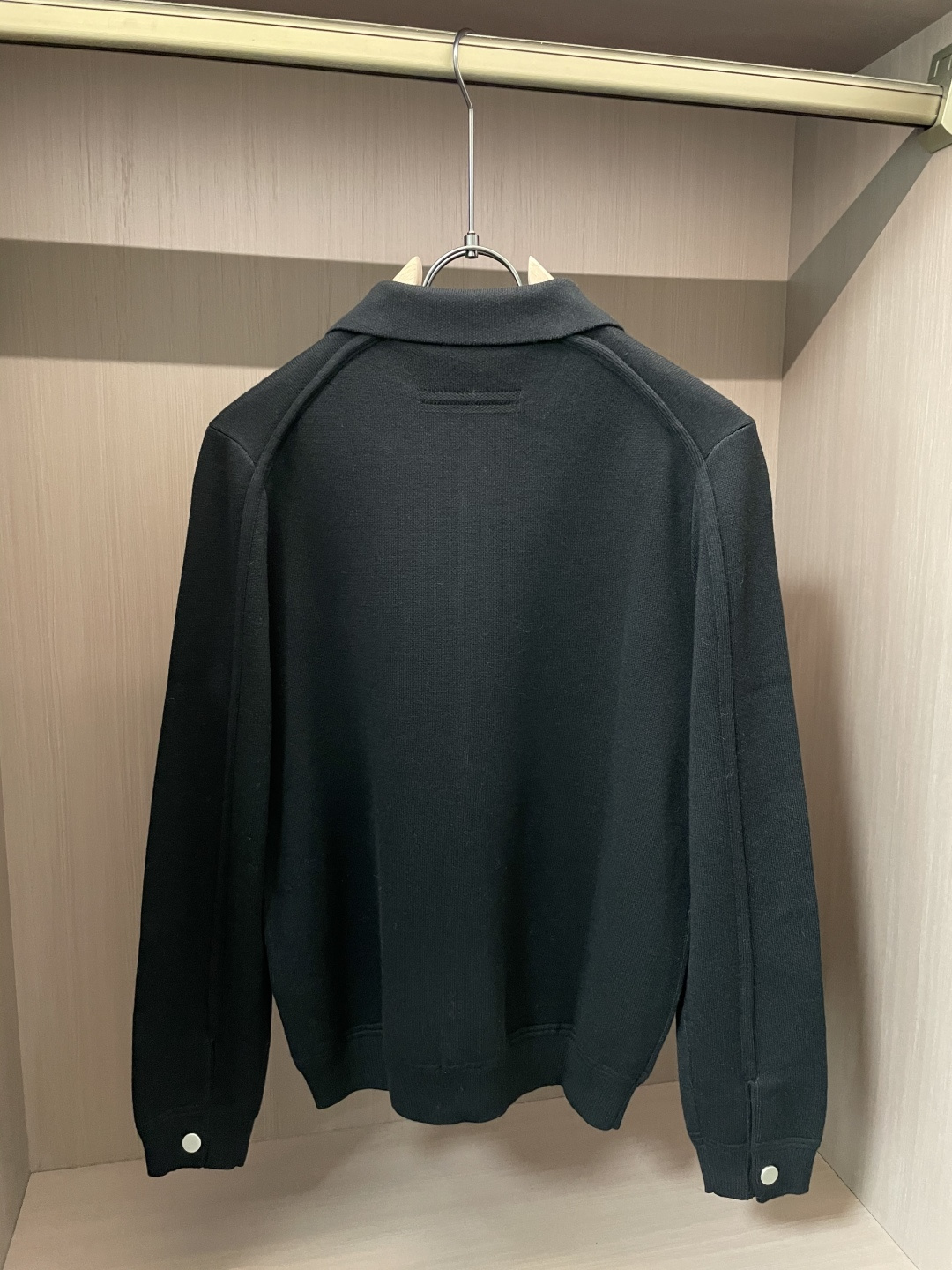 杰尼亚 2025年秋冬最新男士全羊毛翻领夹克，按扣全开身短款夹克款型，精选德国进口精纺羊毛匠心制成，整衣