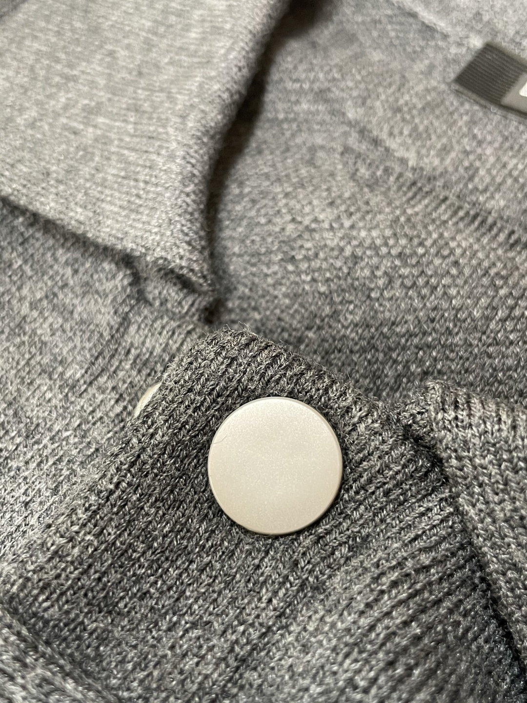 杰尼亚 2025年秋冬最新男士全羊毛翻领夹克，按扣全开身短款夹克款型，精选德国进口精纺羊毛匠心制成，整衣