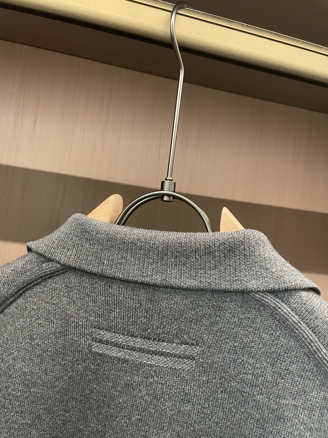 杰尼亚 2025年秋冬最新男士全羊毛翻领夹克，按扣全开身短款夹克款型，精选德国进口精纺羊毛匠心制成，整衣