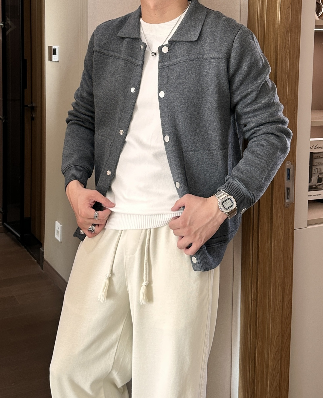 杰尼亚 2025年秋冬最新男士全羊毛翻领夹克，按扣全开身短款夹克款型，精选德国进口精纺羊毛匠心制成，整衣