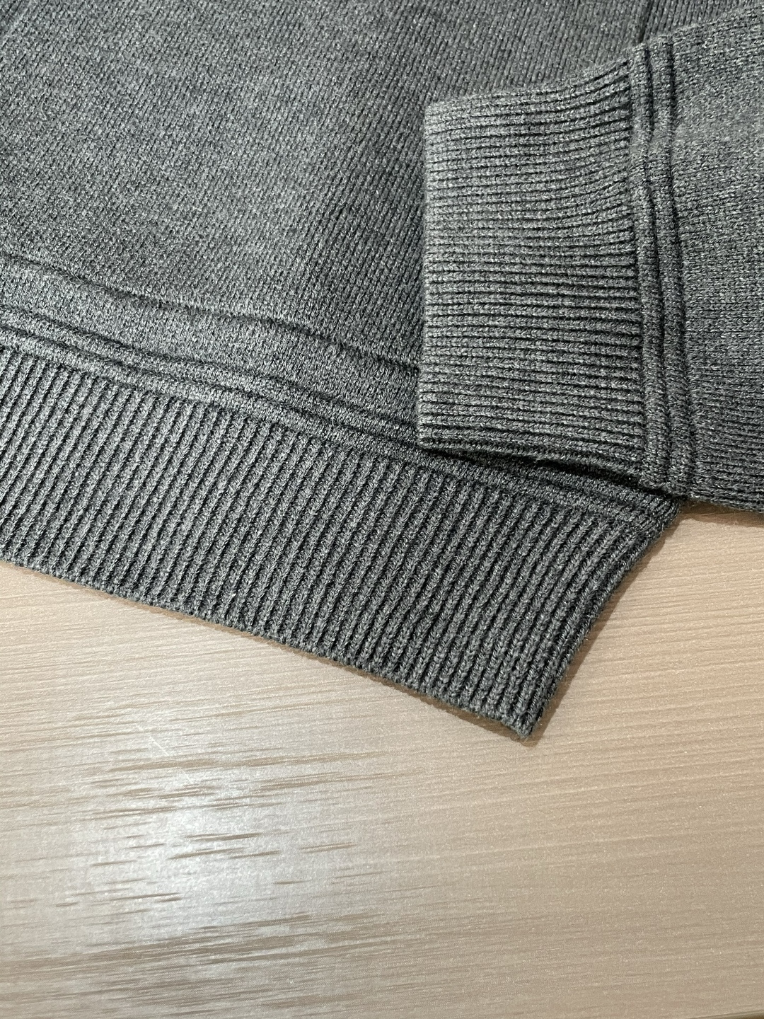 杰尼亚 2025年秋冬最新男士全羊毛翻领夹克，按扣全开身短款夹克款型，精选德国进口精纺羊毛匠心制成，整衣