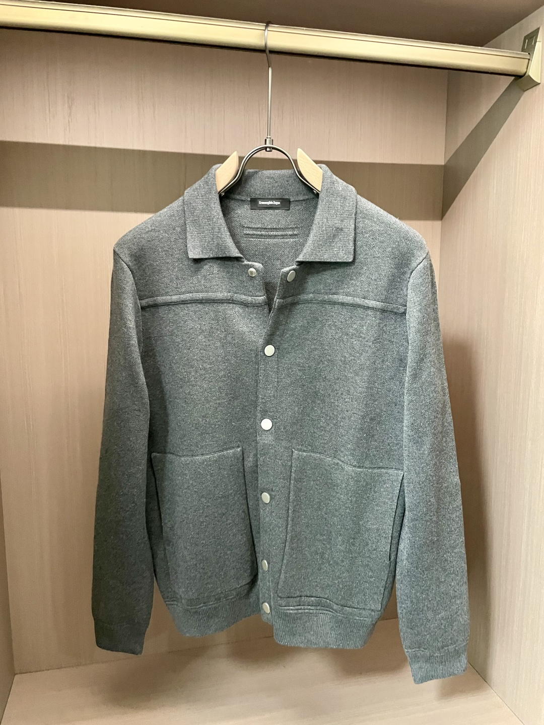 杰尼亚 2025年秋冬最新男士全羊毛翻领夹克，按扣全开身短款夹克款型，精选德国进口精纺羊毛匠心制成，整衣