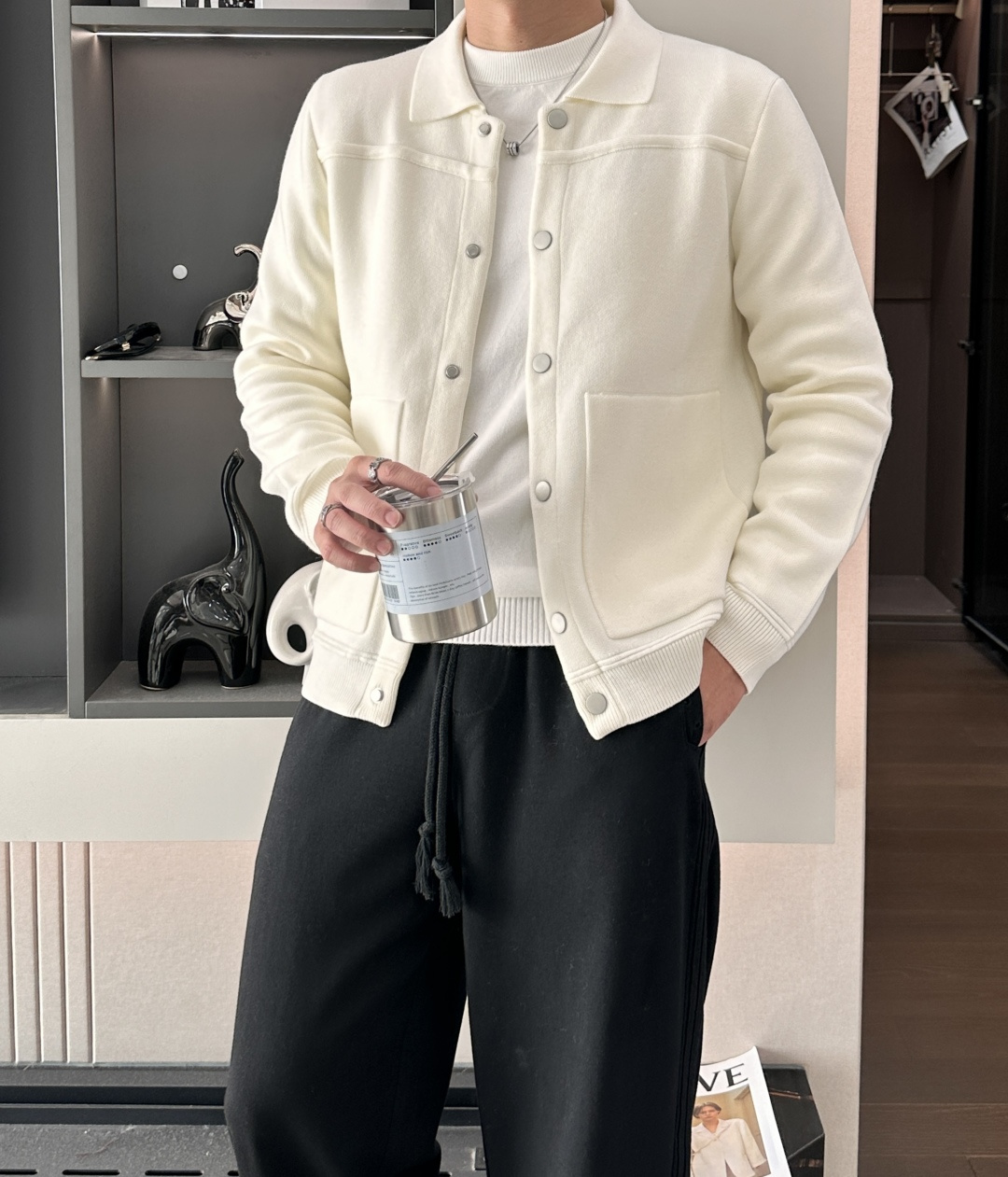 NO:625471,. Zegna  The latest men's all-wool lapel jacket for autumn and winter 2025, a snap-button full-length short jacket style, made of carefully selected worsted wool imported from Germany. There is no obvious logo decoration on the whole jacket. The mature and stable lapel design echoes the iconic parallel bar embroidery on the back. It seems to be a simple and low-key design, but it shows the temperament of a big brand everywhere.  The cuffs and hem are made of high-precision double-layer threads and are paired with metal snaps, giving it a strong sense of quality. The hardware details are meticulously crafted and are impeccably refined. The clean lines and simple shape can be easily used for both business and leisure. It will never go out of style, and you don’t have to choose who to wear it. You can match it casually to create a full urban elite male look!  All imported customer-supplied merino wool (German Yangtze double-ply worsted wool, really good wool, all big luxury brands basically order their materials from him), a little thicker, very warm, extremely soft and comfortable to the touch, no pricking even when worn close to the body, great drape, no pilling or deformation after long-lasting wear and washing. Sizes M-3XL (the model is 172cm and 148kg and tried on size L, which is suitable)  3 colors black, white, gray,,zegna,jackets & coats,alexander wang19860909. 杰尼亚 2025年秋冬最新男士全羊毛翻领夹克,按扣全开身短款夹克款型,精选德国进口精纺羊毛匠心制成,整衣无明显的Logo装饰,成熟稳重的翻领设计,与后背标志性双杠刺绣相呼应,看似简单低调的设计,但是却处处彰显大牌气质,袖口和下摆都采用高精密双层螺纹,搭配金属质感按扣,品质感极强,五金细节做工都精益求精,精致到无可挑剔.干净的线条和简洁的造型,商务休闲皆可轻松应对,永不过时,不挑人穿,随意搭配都能打造出满满的都市精英男神范儿！ 全进口客供面料美利奴羊毛（ 德国扬子纱双股精纺羊毛,真正的好羊毛,所有奢侈品大牌基本都是找他定料的）,厚度偏厚一点,保暖性很好,手感极致柔软舒适,即使贴身穿着也毫无扎感,垂坠感也超赞,久穿久洗不起球不变形. 尺码M-3XL（模特172厘米148斤试穿L码合适） 3个颜色黑色,白色,灰色,,zegna,jackets & coats,alexander wang,Men's clothing