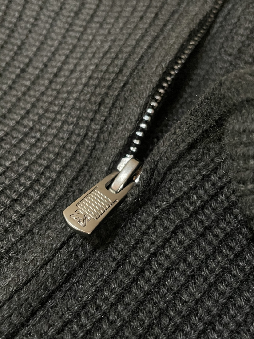 杰尼亚 2025秋冬最新坑条纹理男士全拉链开衫毛衣外套，传统直筒版型，全拉链开身，清爽干练的小立领设计，