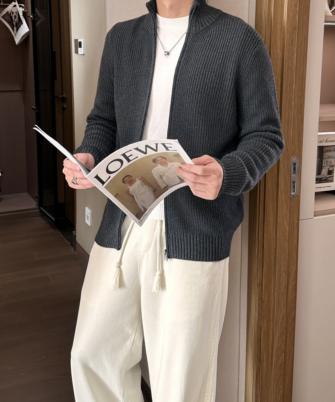 NO:625478,. Zegna  The latest pit texture men's full-zip cardigan sweater jacket for autumn and winter 2025, traditional straight version, full zipper opening, refreshing and capable small stand-up collar design, with tight pit texture to create a thick fabric surface, good elasticity, comfortable wrapping, naturally shrinking the tall body curve, wearing without showing flesh or fat; coupled with exquisite  Metallic zipper pull decoration, full of high-quality details, the overall style is simple and elegant, casual and versatile. The upper body is stylish and stylish, and can be worn as a jacket. It looks good with a solid color shirt or a T-shirt. It is also OK to wear with a coat and down jacket. It can be easily used for business and leisure. You can wear it casually with a full of trendy gentleman style.  The fabric is merino wool (German Yangtze double-ply worsted wool, really good wool, all big luxury brands basically come to him for their materials), the thickness is a little thicker, the warmth is very good, the hand feels extremely soft and comfortable, and there is no sense of snagging when worn next to the body. The drape is also great, and it will not pill or deform after long-term wear and washing. Sizes M-3XL (the model is 172 cm and 148 pounds, and the size L is suitable when trying on it).  3 colors black, gray, off-white,,zegna,jackets & coats,sweaters,shirts,tees,t-shirt,down jacket,alexander wang19860909. 杰尼亚 2025秋冬最新坑条纹理男士全拉链开衫毛衣外套,传统直筒版型,全拉链开身,清爽干练的小立领设计,搭配紧密的坑条纹理打造出厚实的织面,弹性好,包裹舒适,自然收出挺拔的身型曲线,穿着不显肉不显肥；再配上精美金属质感拉链头装饰,满满高品质细节感,整体风格简单大方,休闲百搭.上身有型有格调,可当外套穿着,内搭纯色衬衫或者T恤都很好看,外搭大衣羽绒服也OK,商务休闲皆可轻松应对,随意搭配都能穿出满满的新潮绅士风. 面料美利奴羊毛（ 德国扬子纱双股精纺羊毛,真正的好羊毛,所有奢侈品大牌基本都是找他定料的）,厚度偏厚一点,保暖性很好,手感极致柔软舒适,贴身穿着也毫无扎感,垂坠感也超赞,久穿久洗不起球不变形. 尺码M-3XL（模特172厘米148斤试穿L码合适）. 3个颜色黑色,灰色,米白,,zegna,jackets & coats,sweaters,shirts,tees，t-shirt,down jacket,alexander wang,Men's clothing