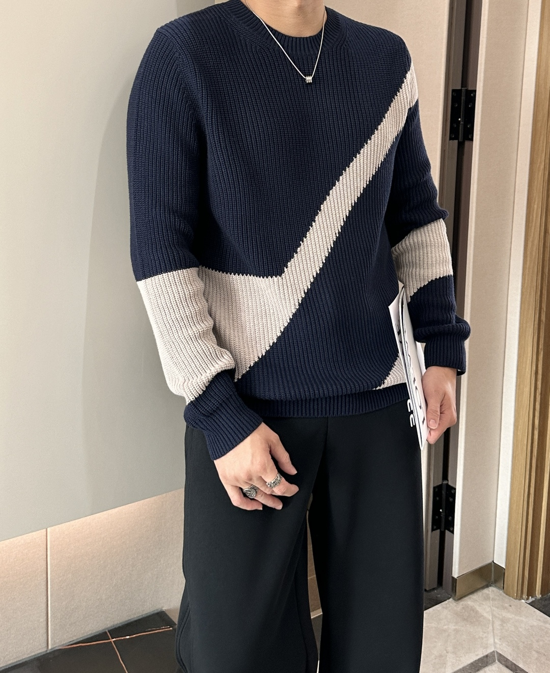 Z家 2025秋冬最新粗针男士圆领毛衣，整衣采用紧密的坑条纹理打造出厚实的织面，弹性好，包裹舒适，自然收