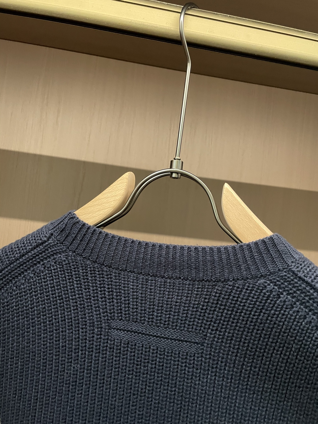 Z家 2025秋冬最新粗针男士圆领毛衣，整衣采用紧密的坑条纹理打造出厚实的织面，弹性好，包裹舒适，自然收