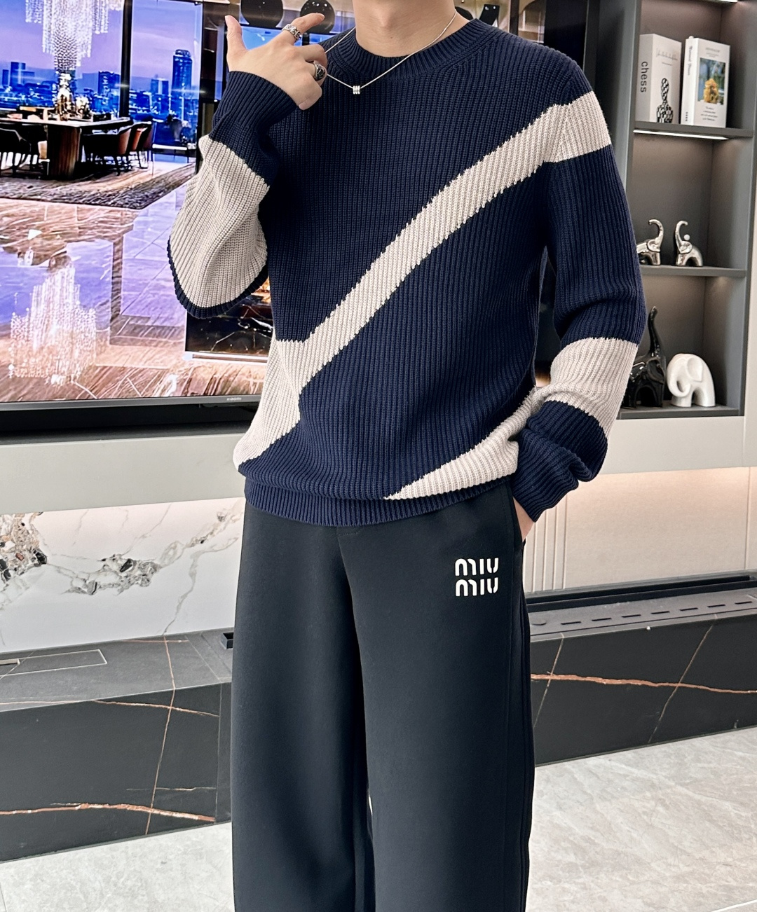 Z家 2025秋冬最新粗针男士圆领毛衣，整衣采用紧密的坑条纹理打造出厚实的织面，弹性好，包裹舒适，自然收