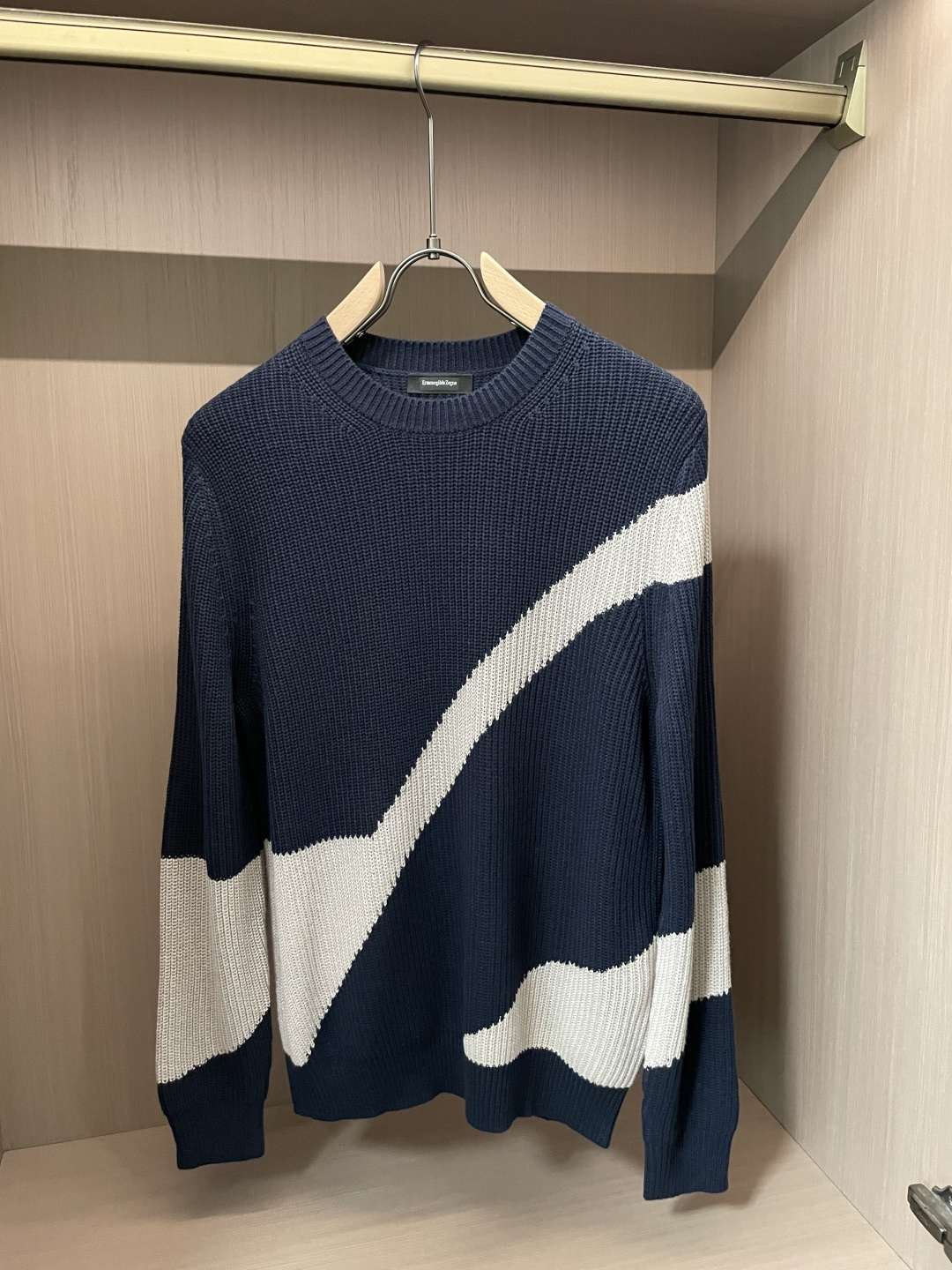 Z家 2025秋冬最新粗针男士圆领毛衣，整衣采用紧密的坑条纹理打造出厚实的织面，弹性好，包裹舒适，自然收